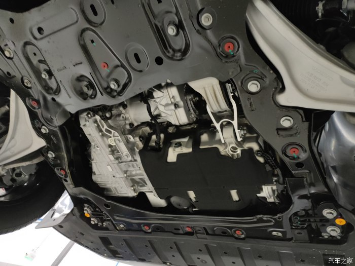 沃爾沃22款XC60發(fā)動機下護板更換全攻略 守護愛車“心臟”的堅實鎧甲